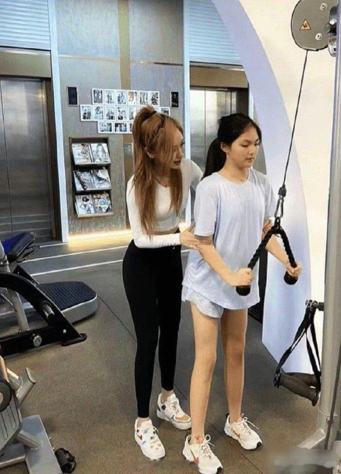 王诗龄若未涉足娱乐圈，其长腿优势或许难被充分利用，这得归功于李湘的优良基因。 ​