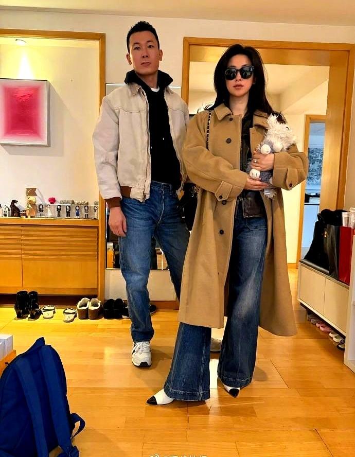 2月25日的朋友圈里出现了一张有点“家庭写真大片”味道的照片——朱珠在小红书晒出