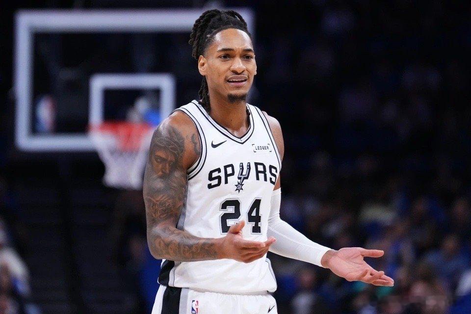 北京时间12月4日，NBA常规赛马刺客场对阵魔术，其中马刺是背靠背第二场。马刺借