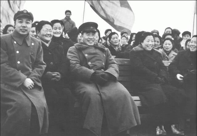 朱老总在七十四岁时邀请萧华到家里饮茶，突然询问：萧华，你家里还留有藏书吗？
一九