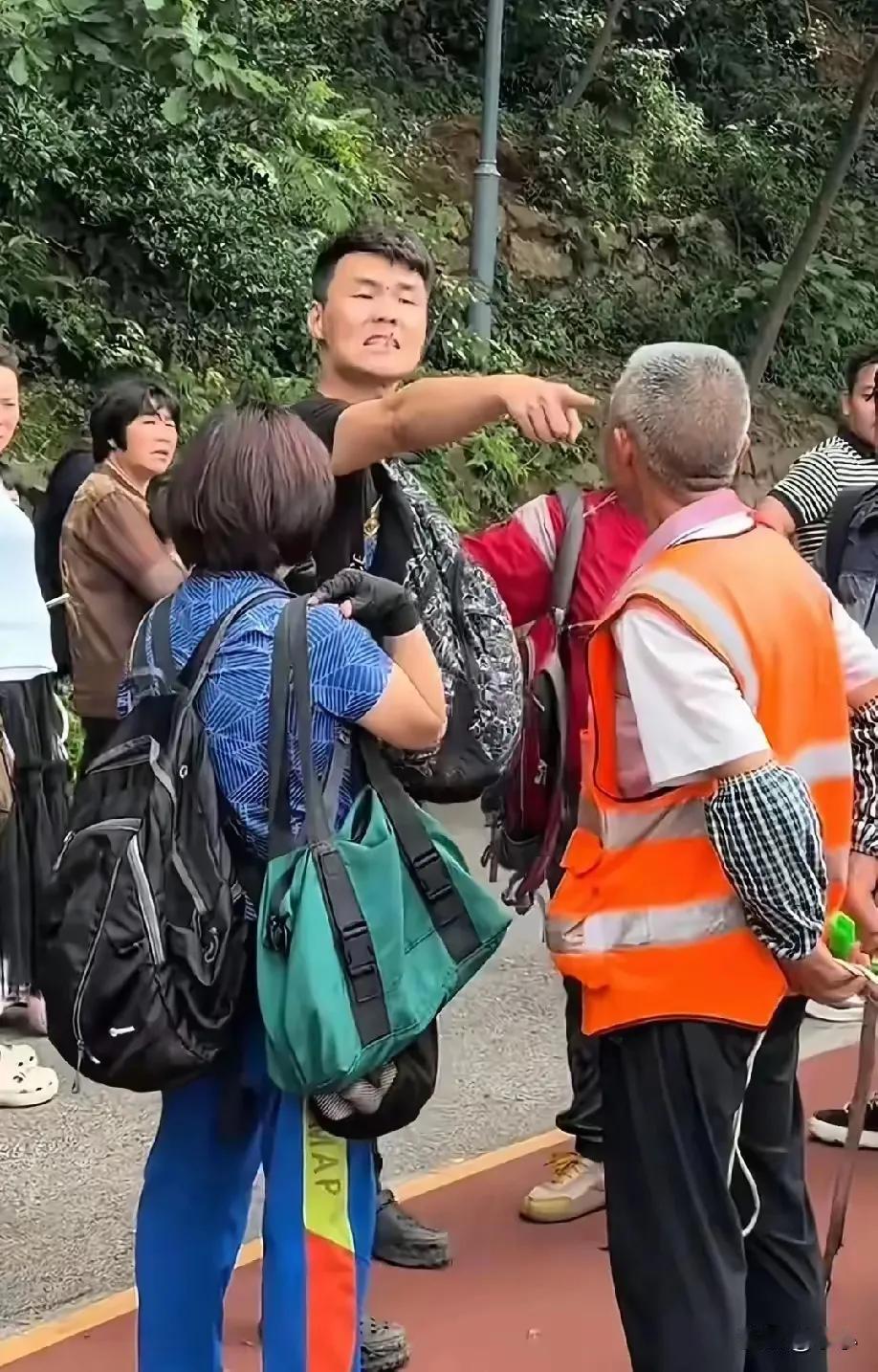 这个人真是为猴子鸣不平吗？还是为他自己？为了管理员的正常驱赶猴子行为，居然辱骂6