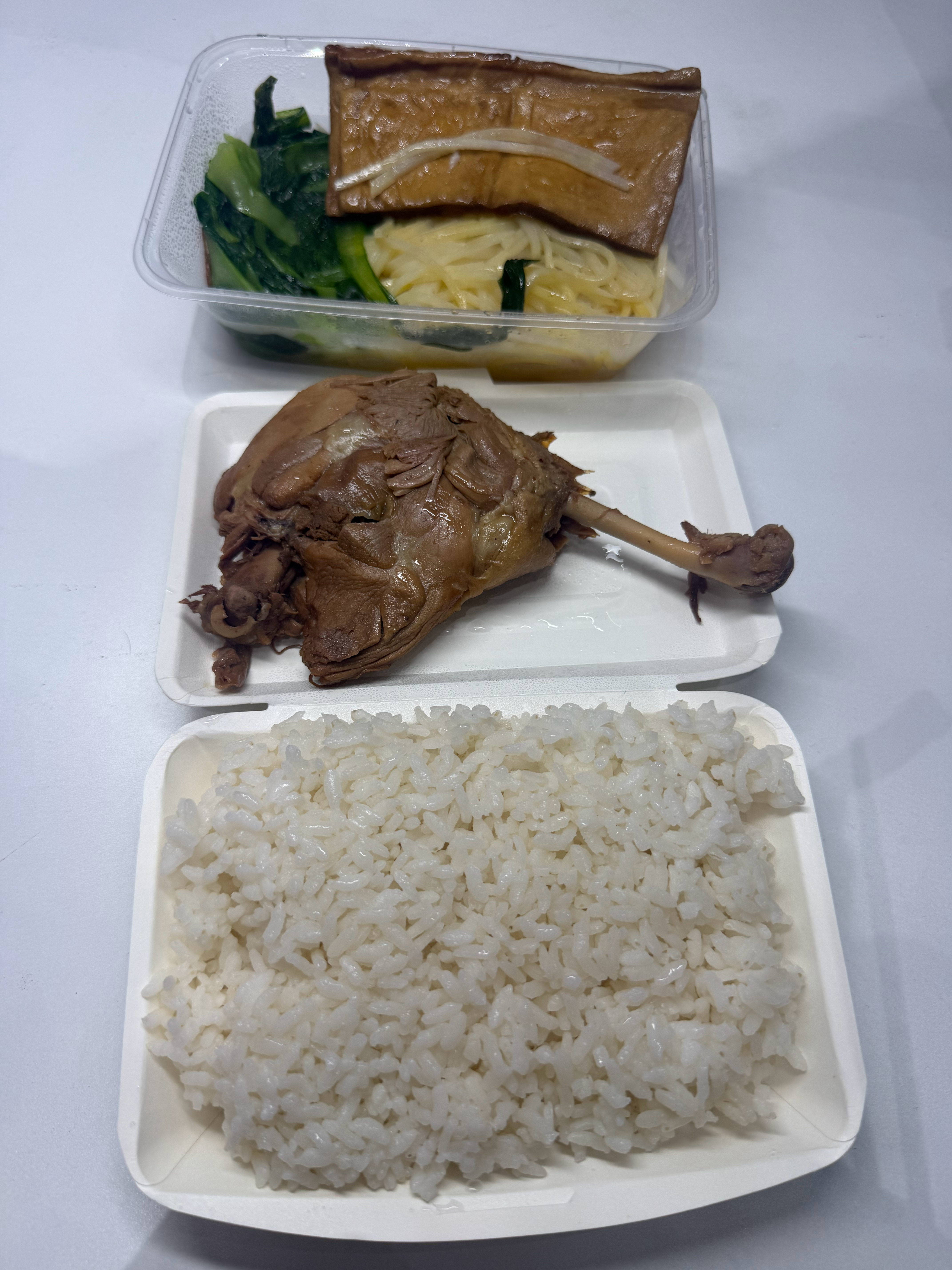 忙了一天，大快朵颐一顿吃了吗各位 今天吃鸭腿饭，标准的沙县豪华套餐，营养均衡无敌