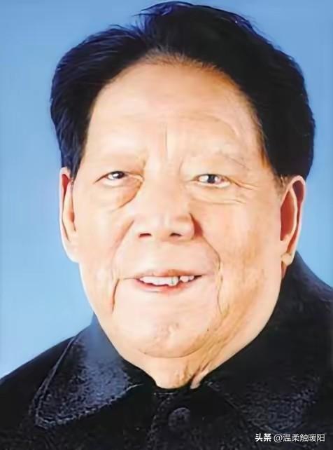 1996年。离休的铁瑛将军正在家里看报纸。就在这时，女婿走了进来。女婿说：爸！你