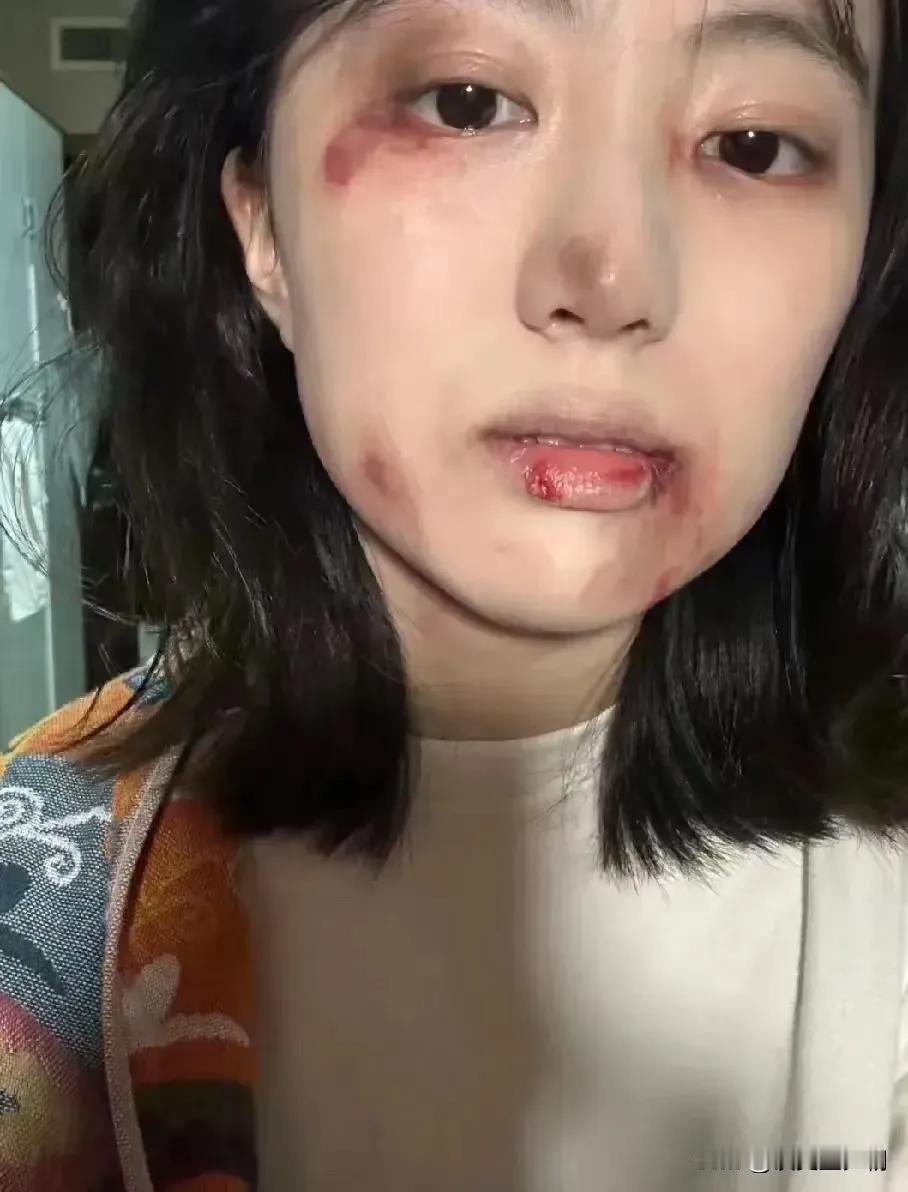 上个月我闺女打麻将输了38000，她老公打了她一巴掌，于是她回娘家住了2个星期。