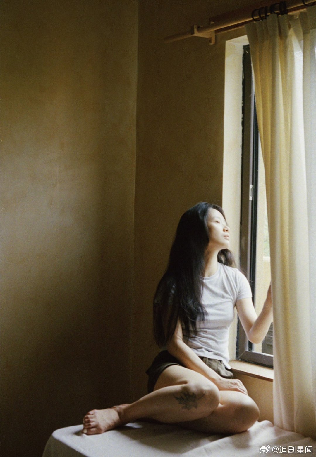 于正让李梦少穿点丑衣服蓬松卷发+摇曳长裙=行走的文艺复兴油画🖼️  不必磨皮滤