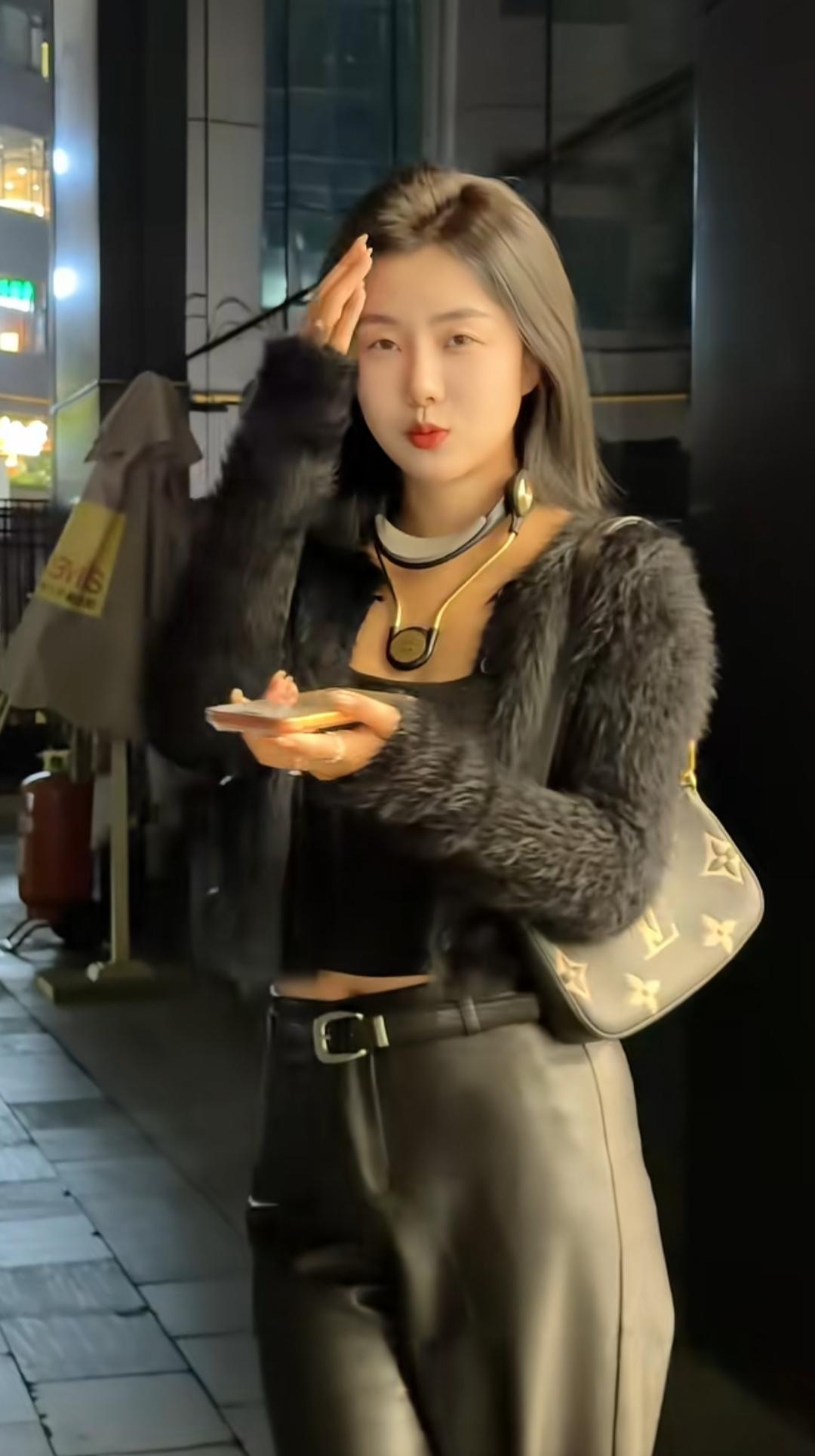 微胖滴女生好看还是苗条好看?今天是黑色系，皮裤。丰腴女生 分享趣街拍