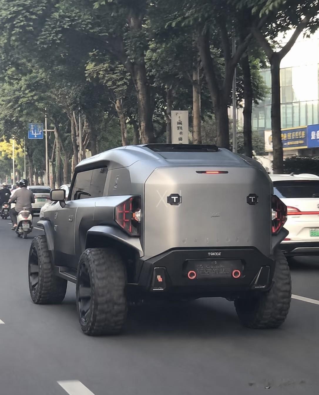 街头瞧见一辆造型奇特的越野车，车尾不见明显尾气管，估摸这该是辆电车。仔细瞧去，尾