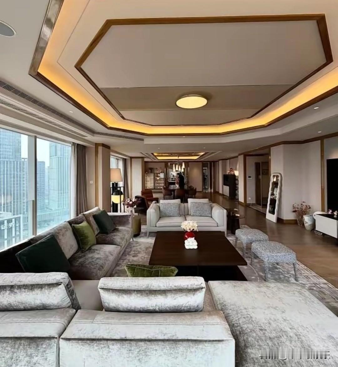 这是景甜要出售的460平户型的上海黄浦湾的房子，当时2020年景甜是花了1.38