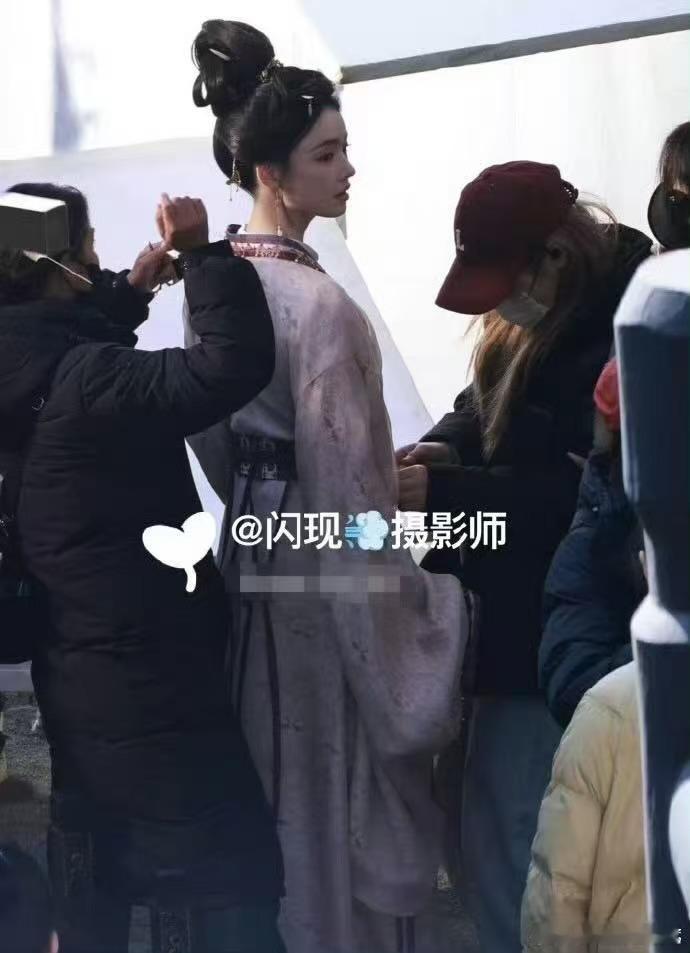 林允归鸾妆造林允这个妆造蛮不错的，她古装确实很美啊，小说里面这个角色最后做女帝了