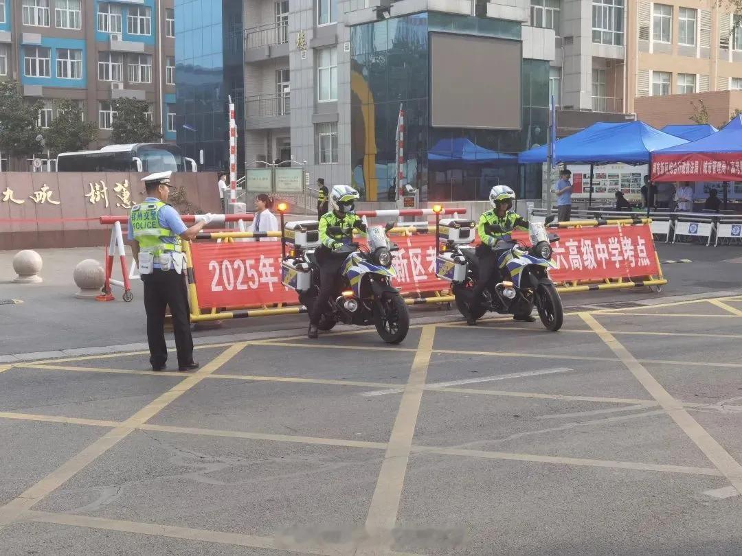 高考许昌市建安区第三高级中学考点，学生跑错考场，交警铁骑“转场”送考，“不要着急
