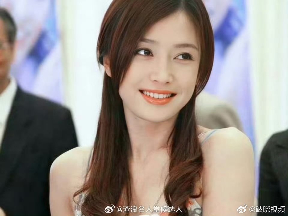 秦岚长发幻视绿萍了 秦岚长发姐姐回归了长发姐姐雨中回归！丝滑缎面长裙尽显好身材，
