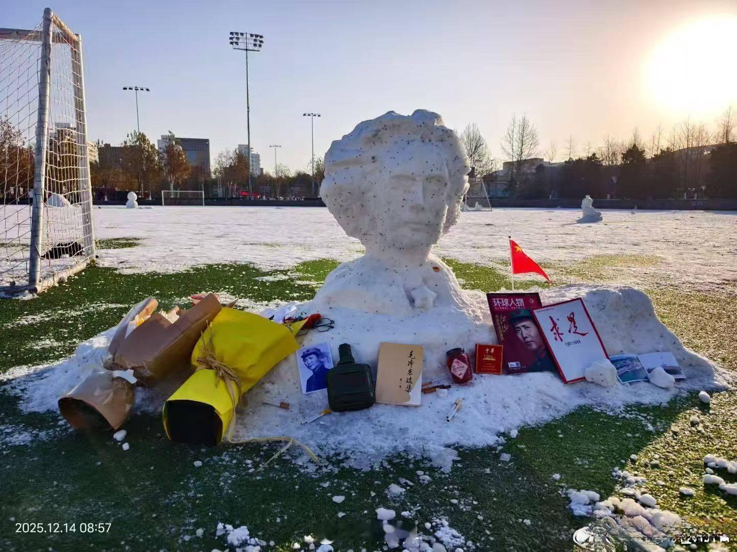 清 华雪景橘子洲头教员像。一个网友在我评论里发了这张图，他激动的说，又增加了。是