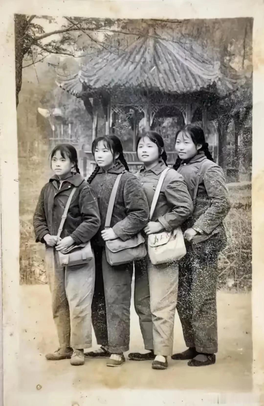 那个年代的时尚女人，上班族吧，都已经背上小包包了，皮质的。我71年出生的，在我印