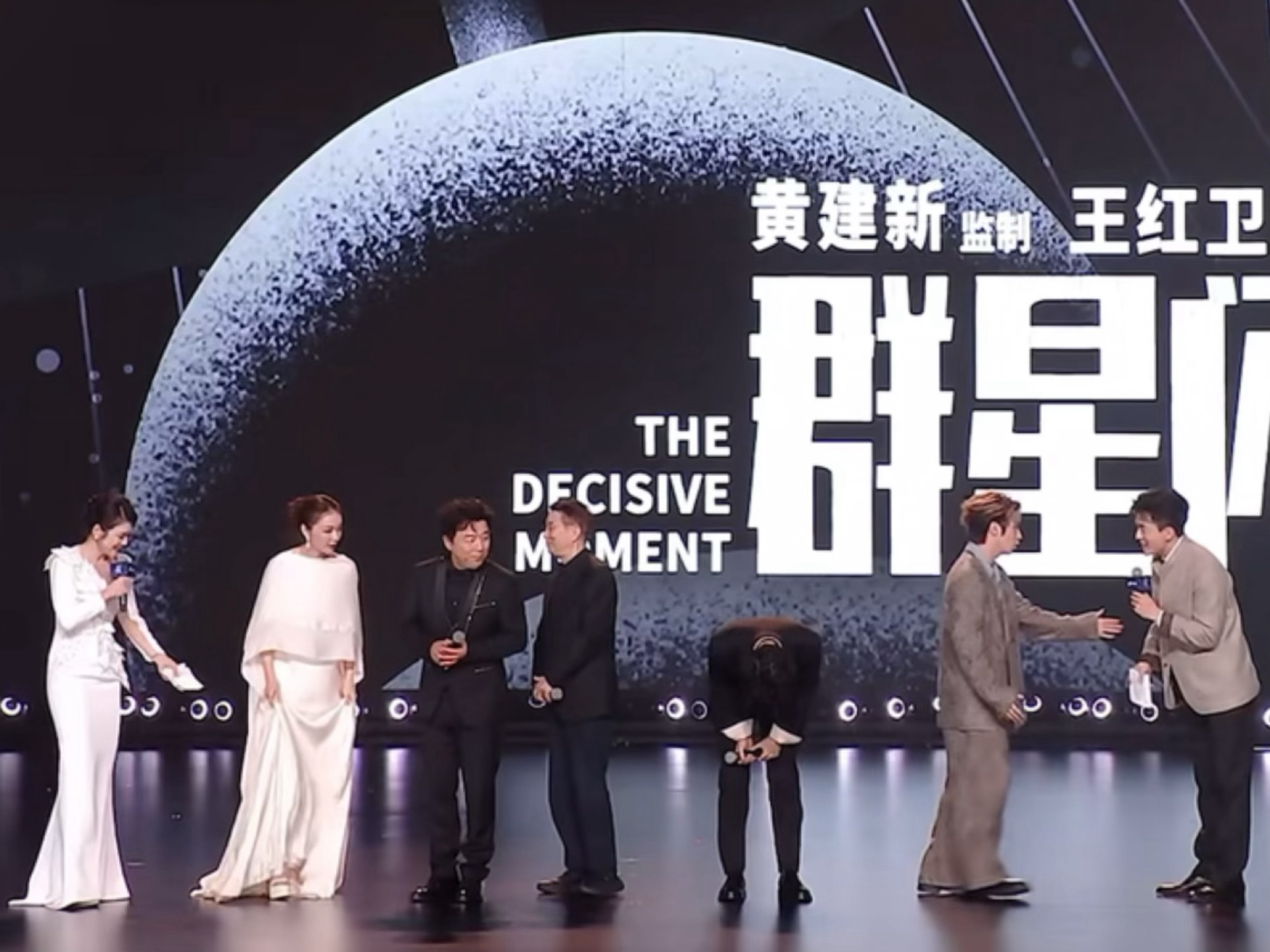 独自乖乖鞠躬的小吴磊这个礼貌