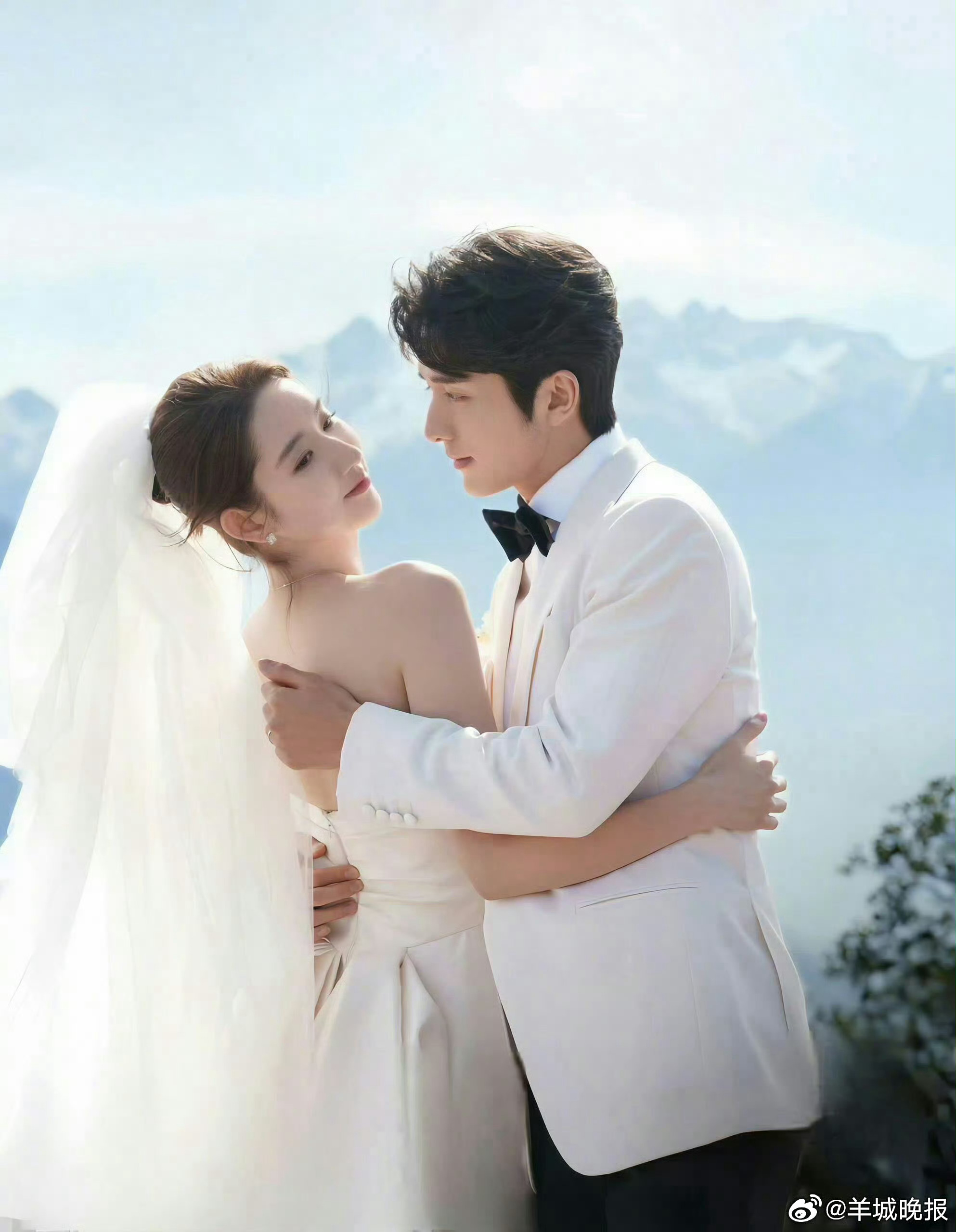 【哪部剧的白色婚纱让你一见倾心】纯白纱裙轻曳，似揉碎了月光与云朵，层层叠叠的蕾丝