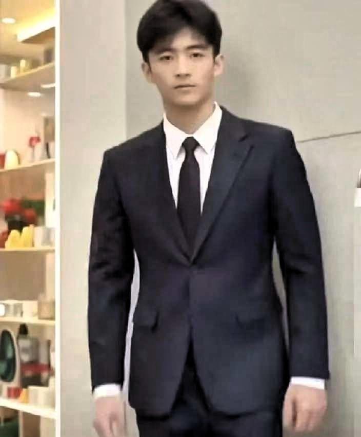 18岁男星儿子，正用成年男人的方式保护母亲。
你见过在法庭外推开记者镜头的少年吗