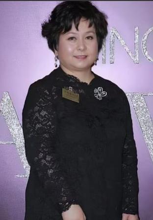 谁懂啊！赌王千金竟和曾祖母长得一模一样，四代传承太绝了🔥
   何超蕸 哇哦！