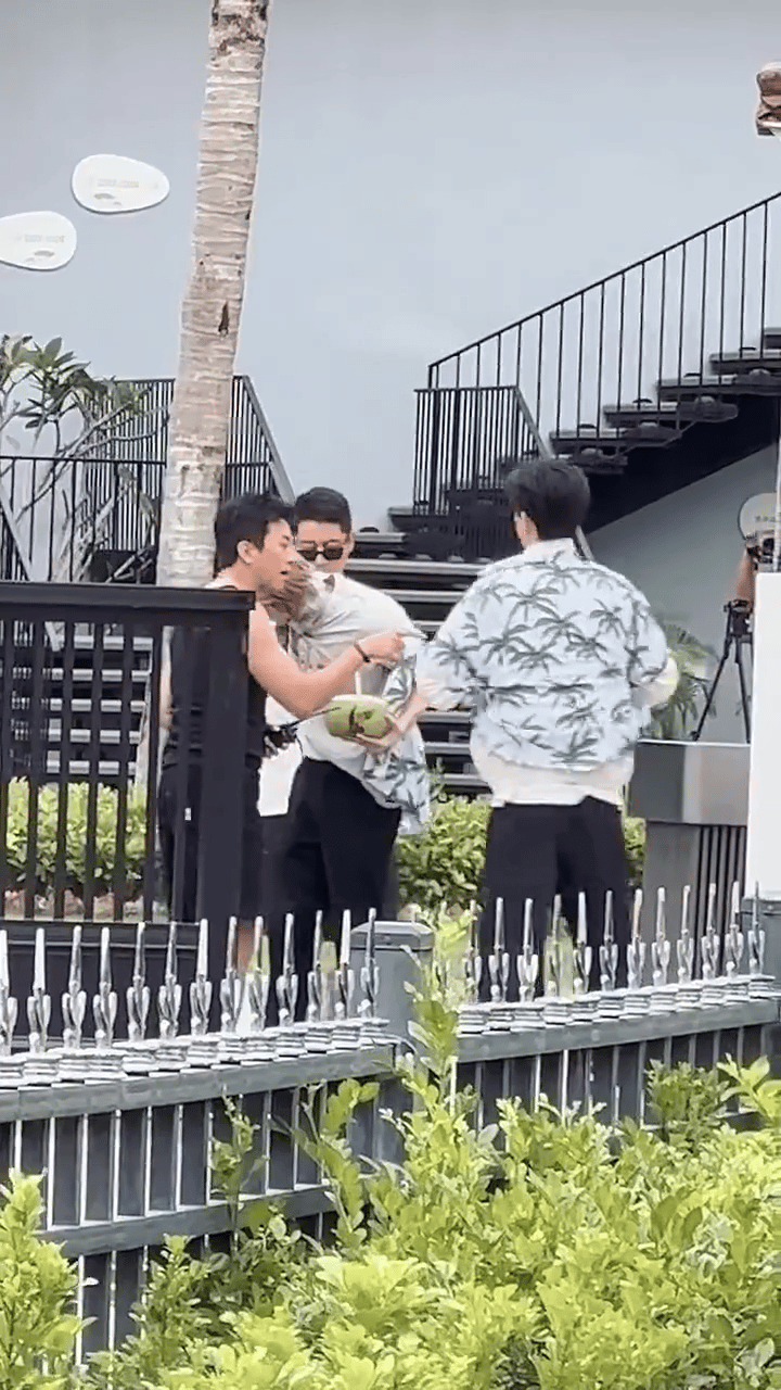 邓超看起来像极了本地人邓超有趣的灵魂 综艺感十足 像极了本地人很快乐 很松驰期待
