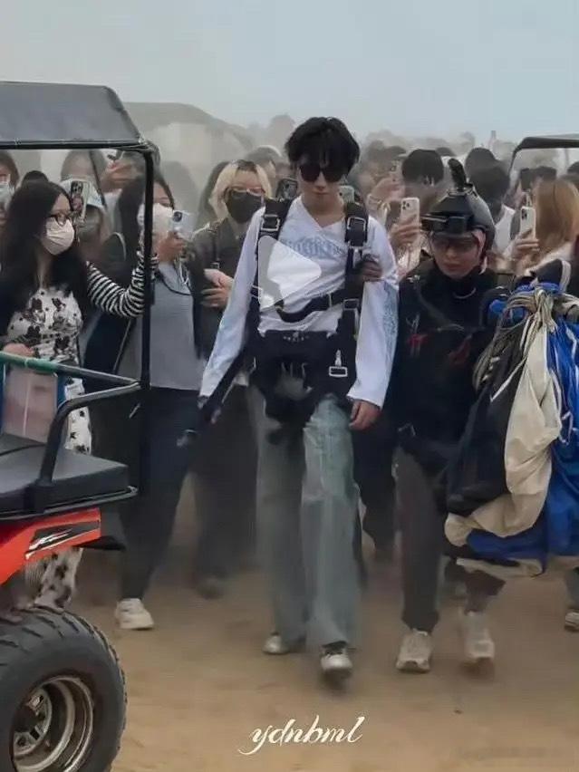 tg fo姐带口罩，小四四吸入fo姐扬起的灰尘 