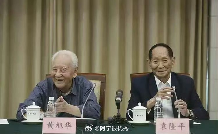 两位老人的合影，看完泪目[泪][泪]一个让中国人不再挨饿，一个让中国人不再挨打。