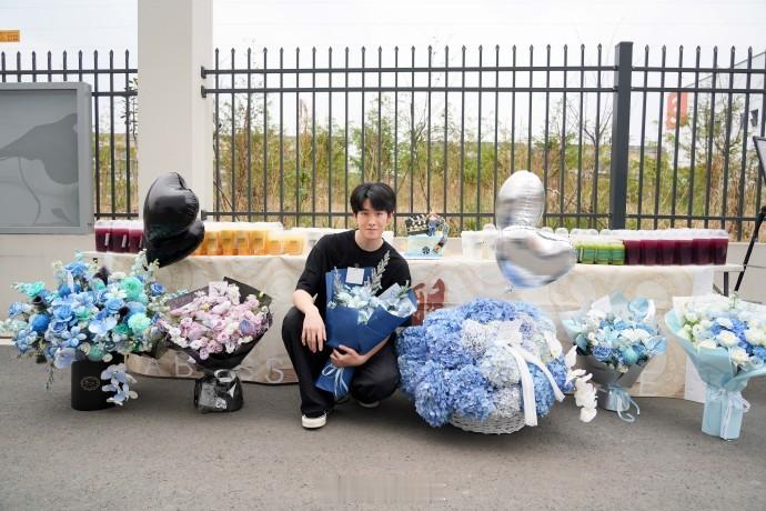 田嘉瑞末世感染者造型田嘉瑞末世来临颓废感 田嘉瑞把末世感染者的脆弱感拍得很动人。