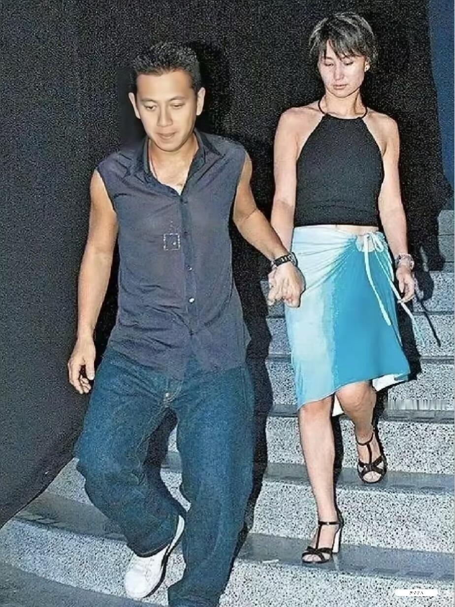 到底谁才是何超琼的最爱
这是杨其龙（英皇杨受成长子）和何超琼（何鸿燊的第4个女儿