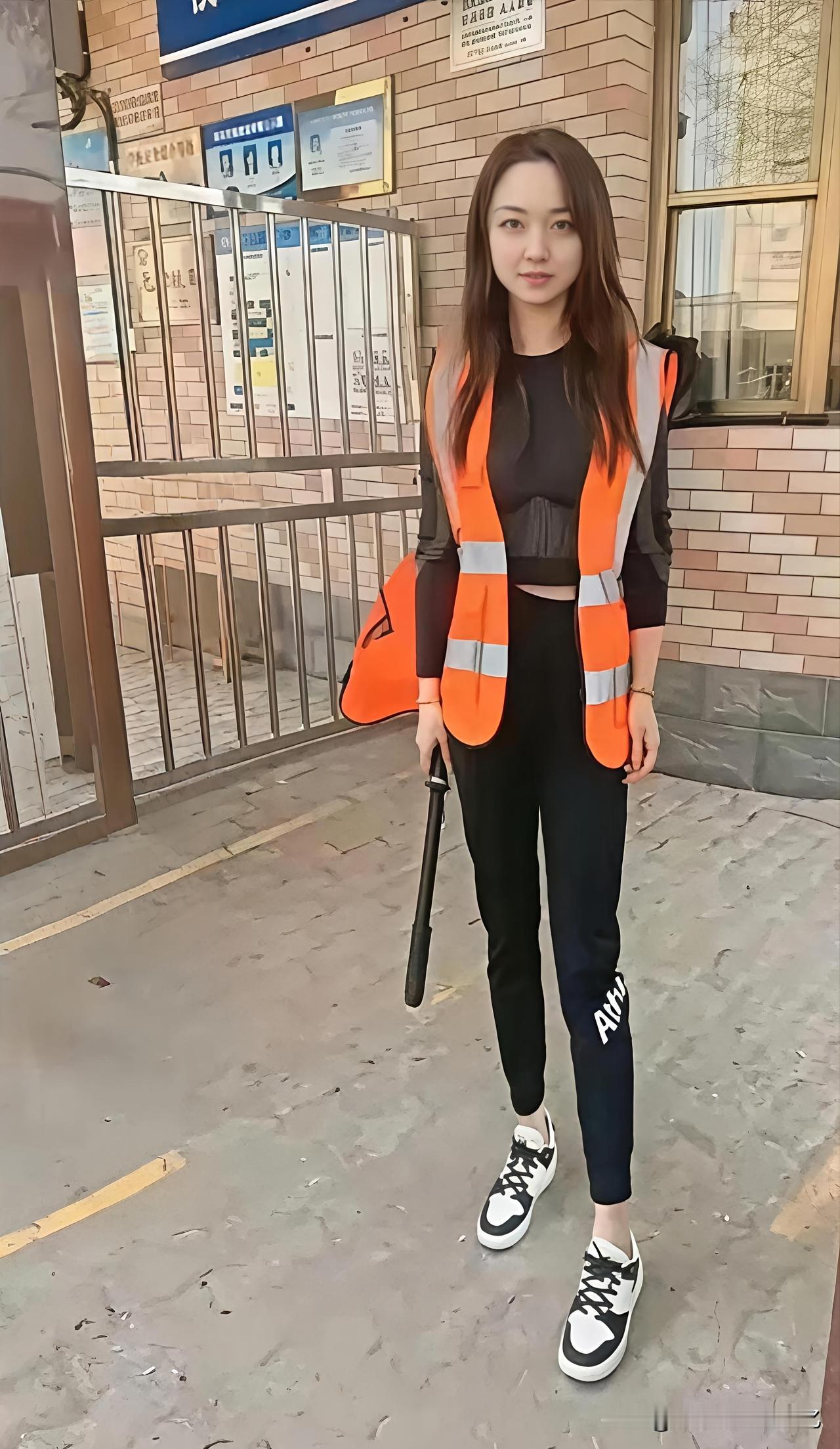 【校门口】女保安持棍敬礼，家长群炸锅：这安保能挡歹徒？下一秒她亮了真本事

“新
