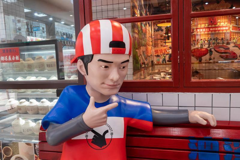 深圳火锅店地面安全可不能忽视！我国每年因地面湿滑导致的摔伤事故超500万起，餐饮