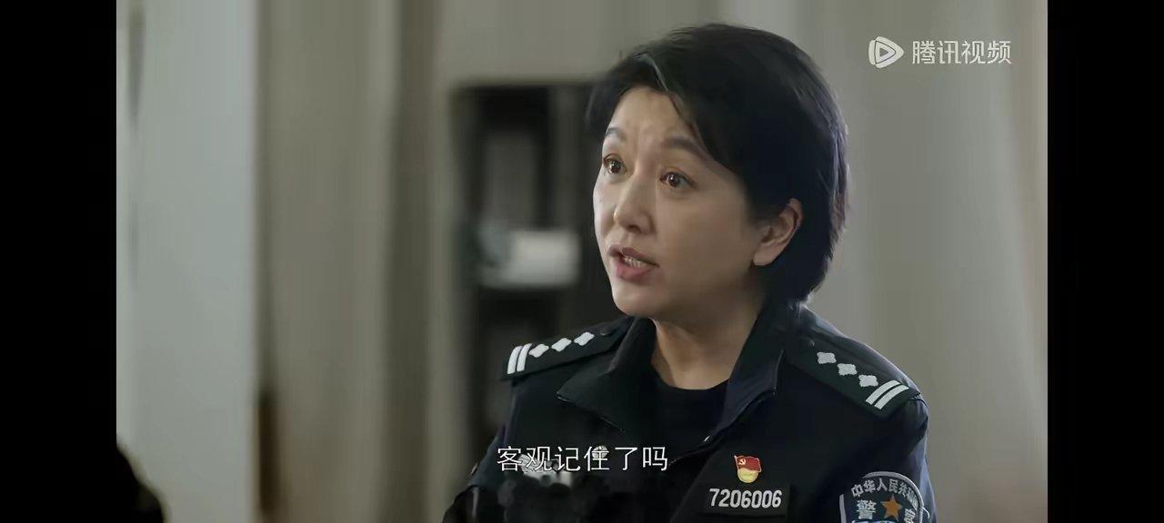 《真心英雄》女子监狱篇，宋思然直接对家暴母亲的父亲一刀致命，入狱后又用衣服上吊自