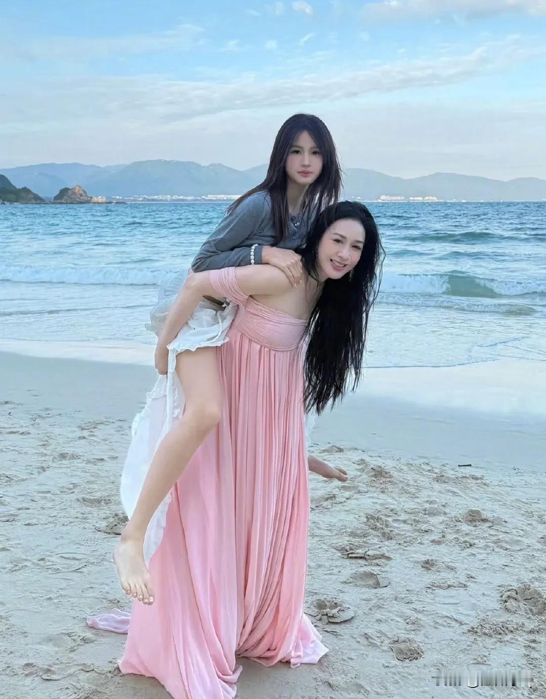 钟丽缇一共有三个女儿，其中小女儿考拉长得最像她，而且颜值也是做高的，张伦硕还带着