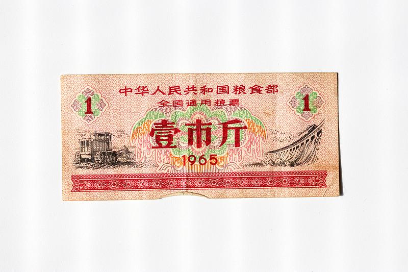 粮票买粮,你经历过吗? 作为70后，粮票买粮的日子真的刻在骨子里。
前几天闺女翻