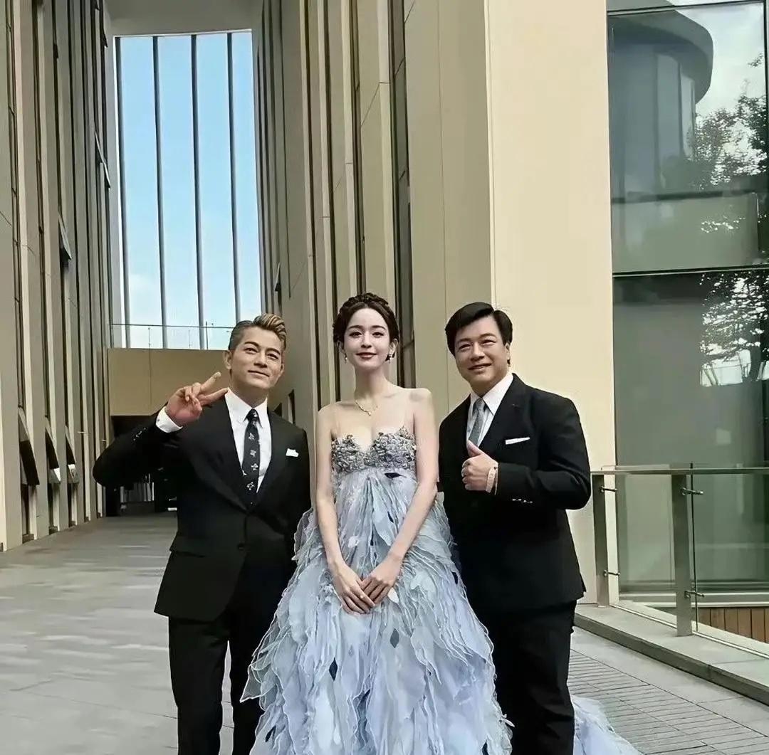 不怪郭富城忍不住跟她合照。作为一个女人，我都心动不已 