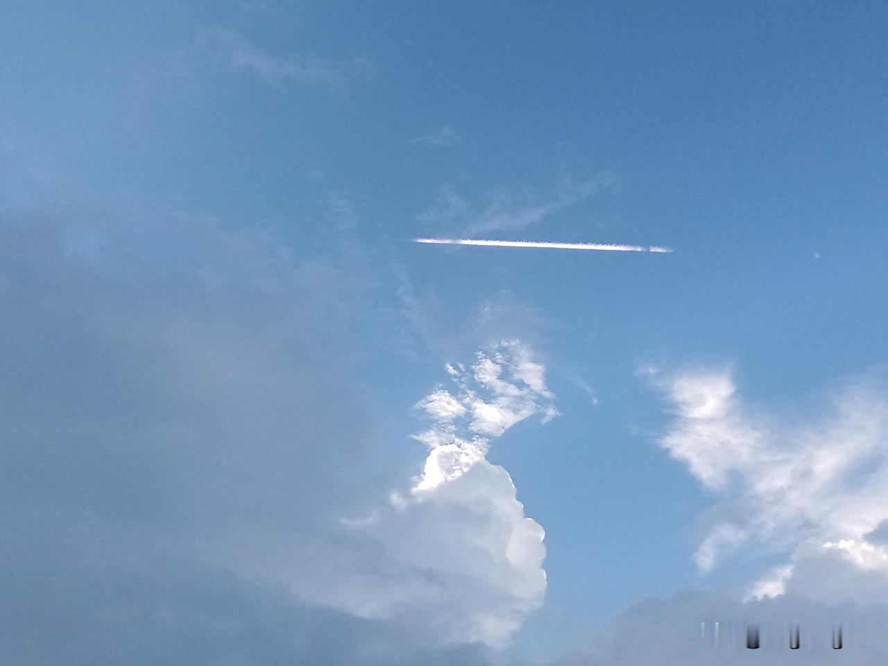 天空异样，彩虹加一把剑？