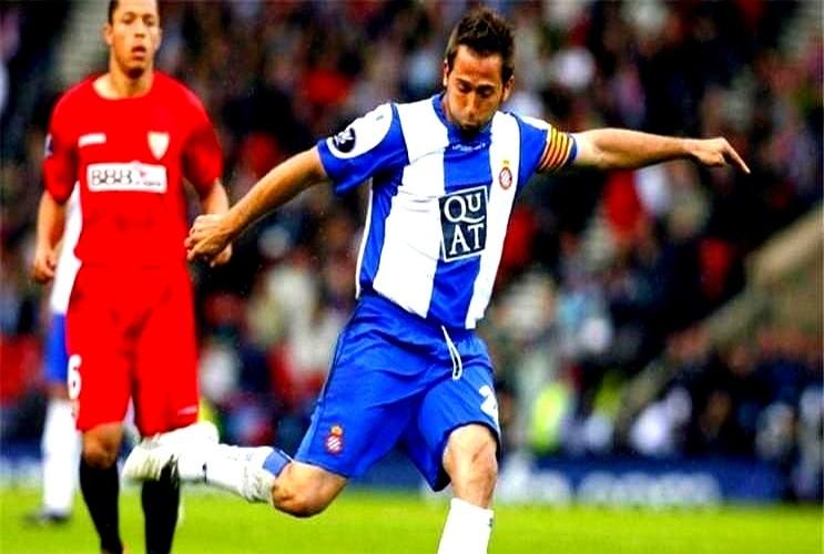 一脚球，直接把同城死敌的联赛冠军踢飞了！这事儿真有。

主角叫劳尔·塔穆多，西班