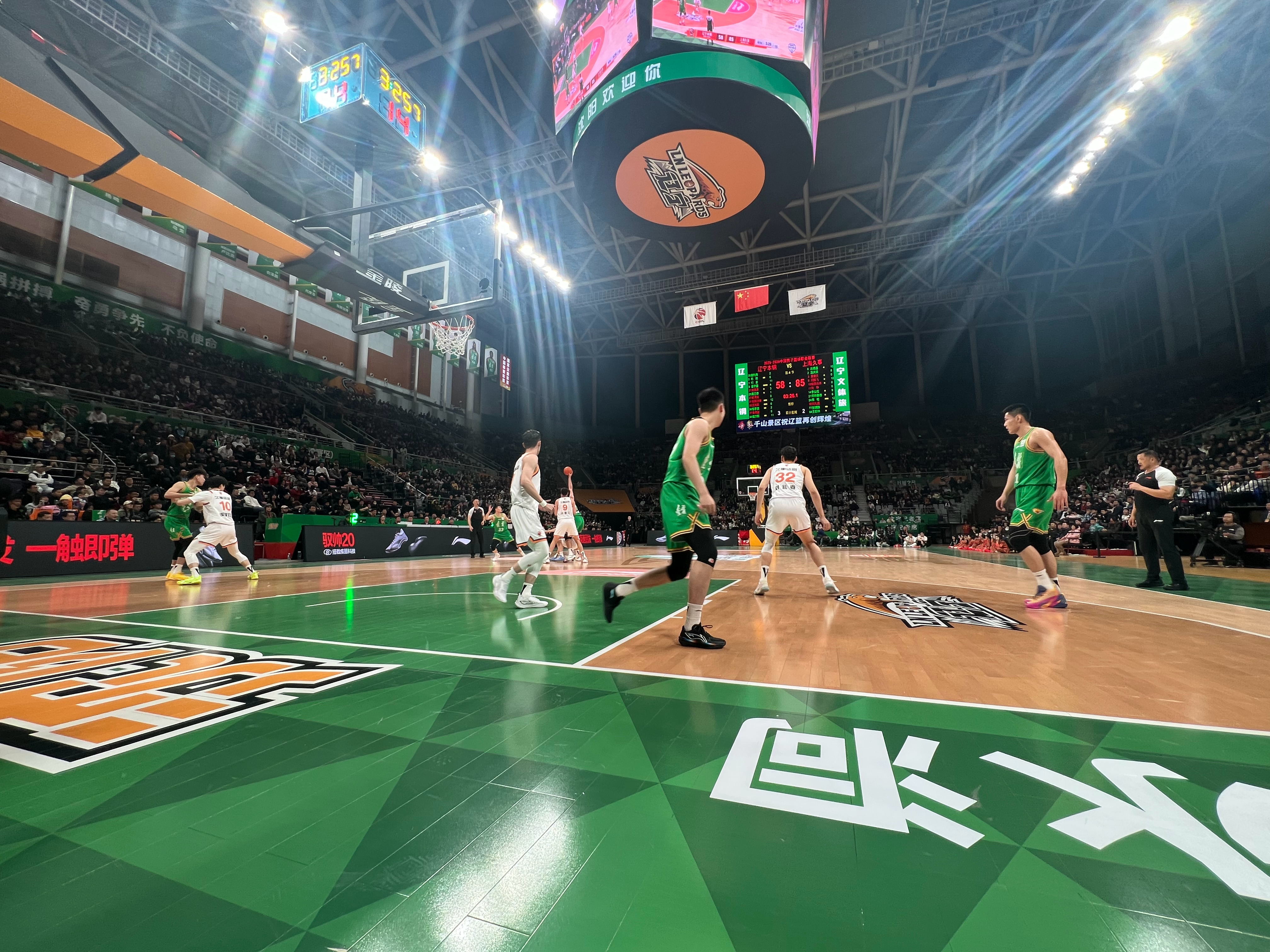 双方都换下外援了辽宁男篮vs上海男篮