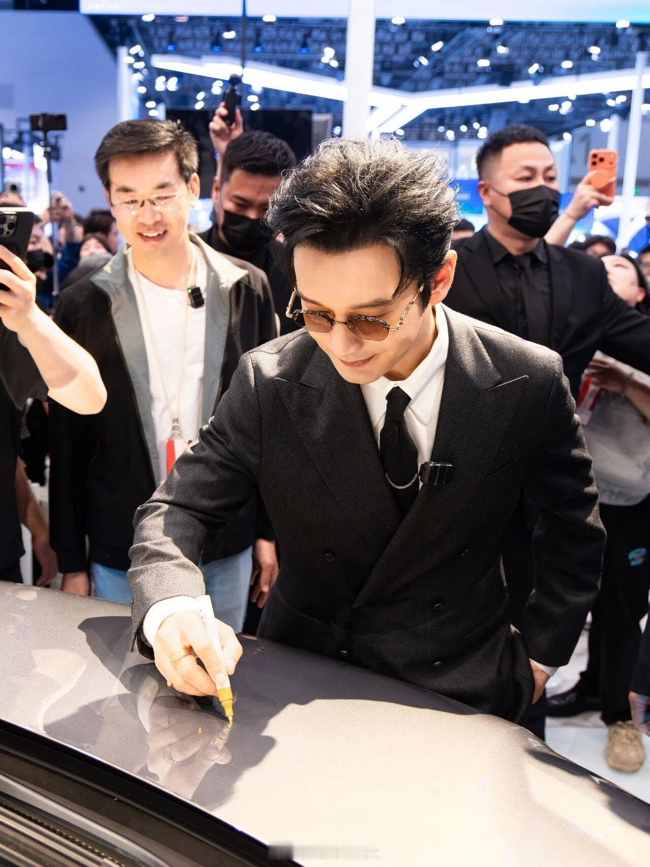 黄晓明还是帅极氪009给众多做高端新能源MPV的品牌打好了样下半年就是陆续出牌的