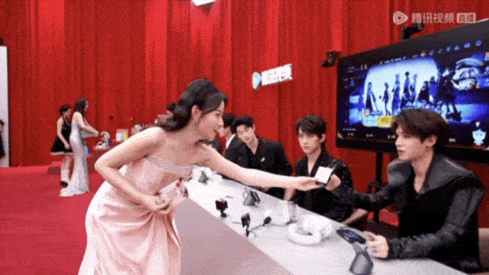 谁来救救这个黄明昊谁懂啊！黄明昊接过话筒就甩不掉了，采访完一个又一个还在手里，急