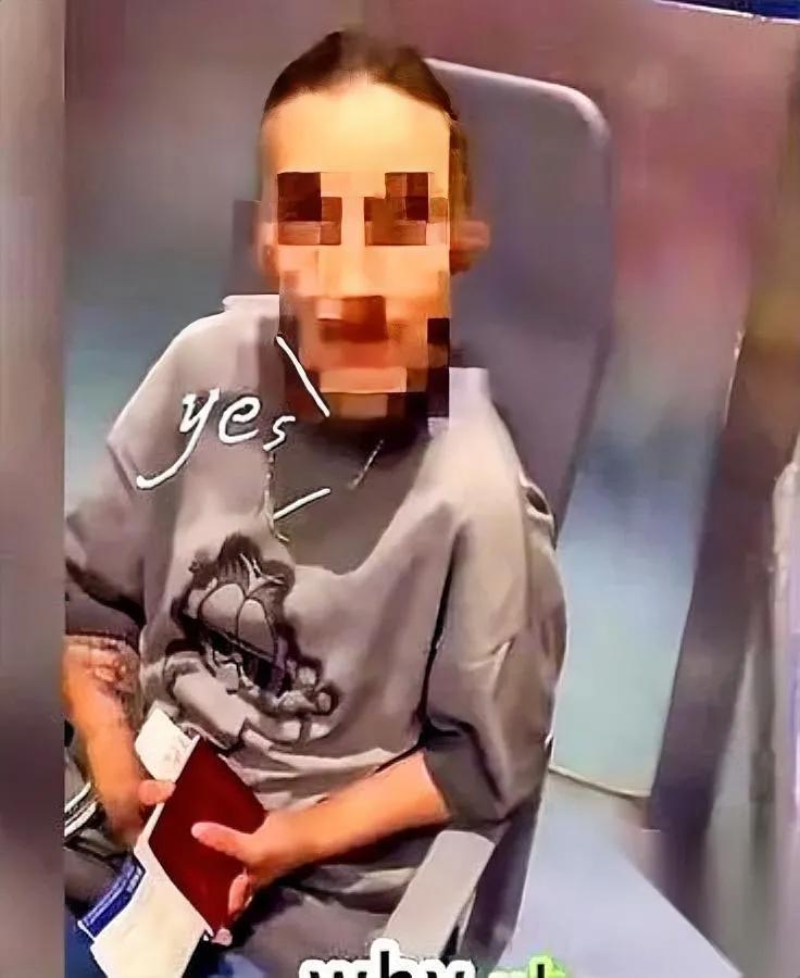 安检连皮带都查？

但这事儿让我看傻了！

无锡飞北京候机厅，一外国女人竟拿着打