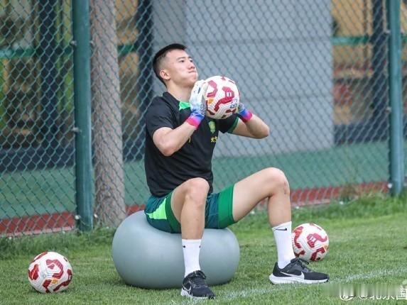 韩佳奇赛季初恐怕达不到打比赛的条件…目前，韩佳奇正在跟随北京国安队在海口进行冬训