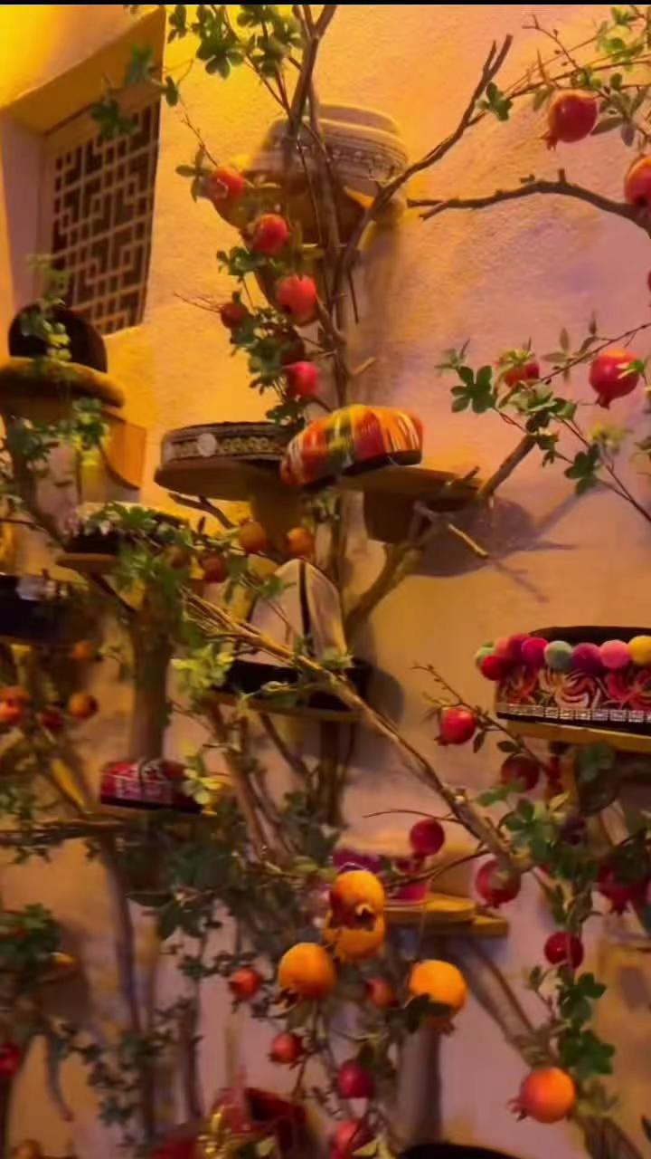 走过了最初的新鲜，就只剩下后来的疲倦，两个人在一起，不怕没话说，就怕不愿说废话。