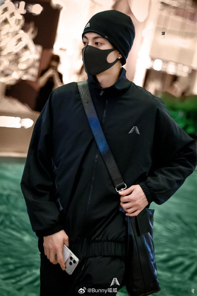 王鹤棣气场出鞘锋芒毕露，气场全开！王鹤棣以最佳状态出发奔赴NBA，气场出鞘，势不