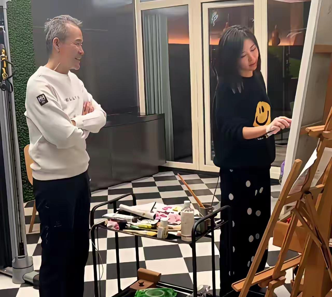 王石72岁冲过深圳湾帆船赛终点线那秒，田朴珺的新书正在电商平台弹窗。
婚姻亮红灯