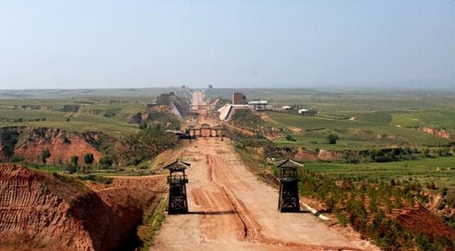 秦朝的"驰道"其实是中国最早的高速公路，它的宽度标准，比今天的国道还宽。

秦始