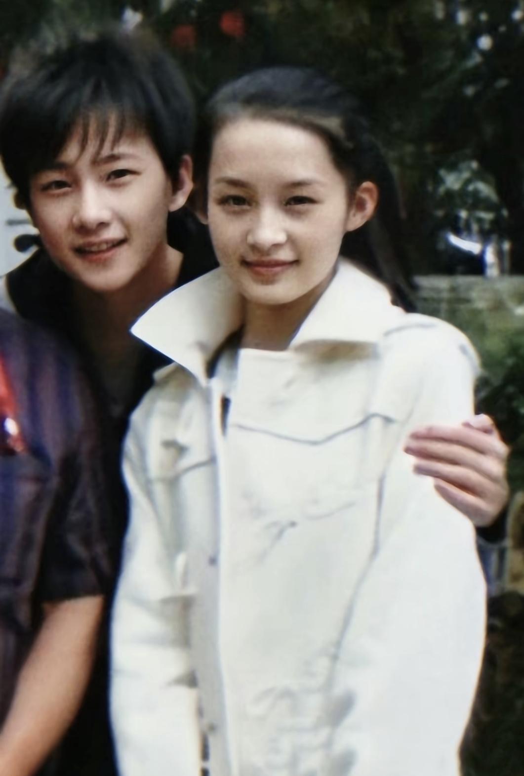 杨洋李沁从小青梅竹马，男才女貌真的非常登对。在一起！最完美！