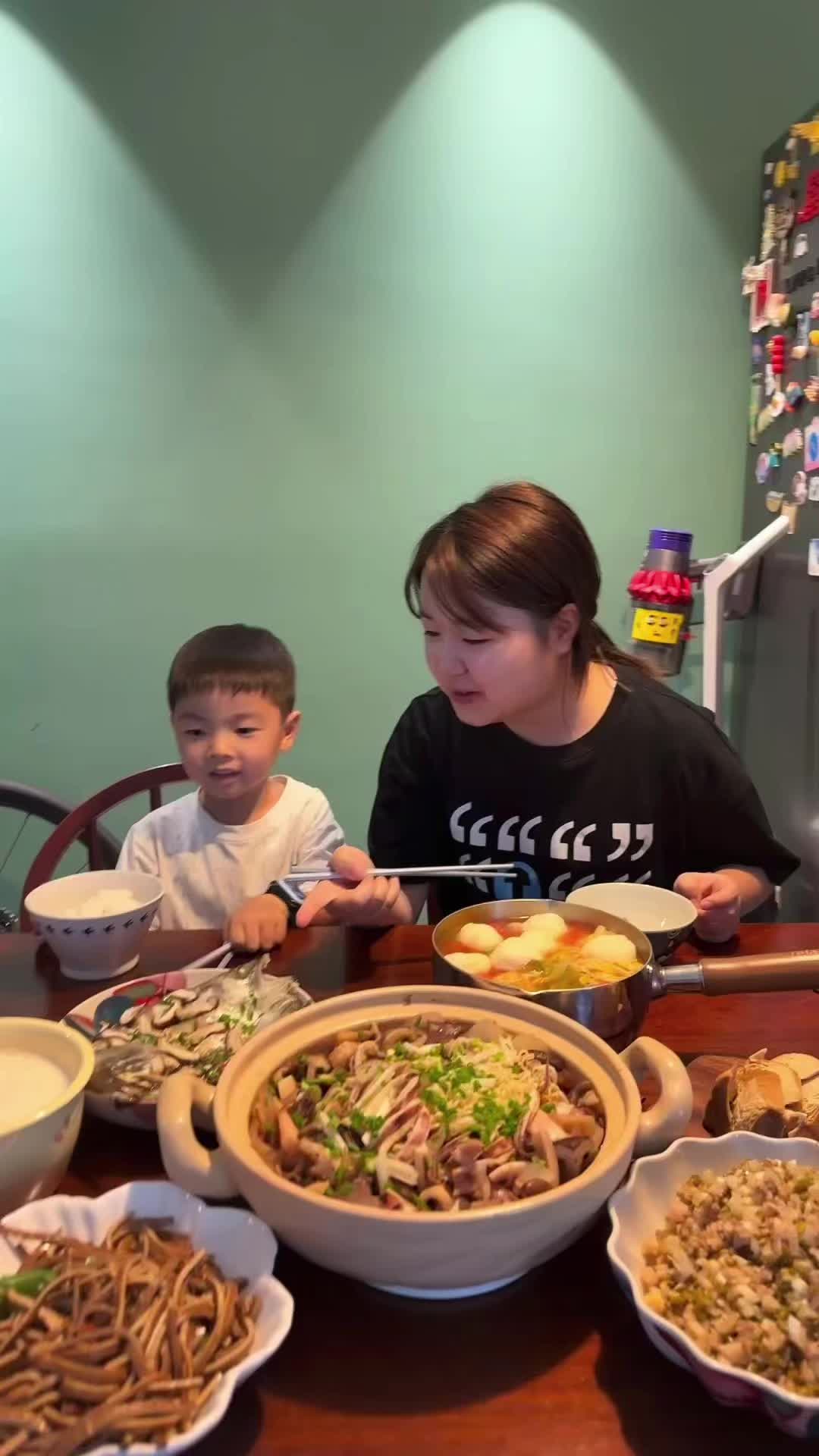 孩子们的周末愿望是吃泡面