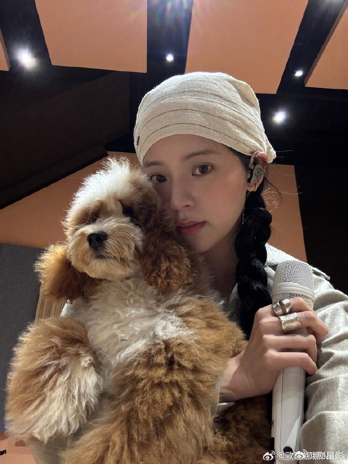 欧阳娜娜2025自拍合集 欧阳娜娜2025自拍合集真的是满满的生命力，每一张照片