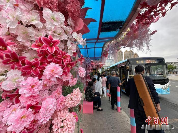 甘肃省兰州市[烟花]
打造系列“多巴胺”配色公交文创场景，让公共交通空间变身网红