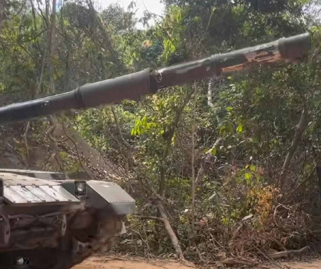 最新发现，又一辆泰军VT4坦克发生战损。泰军VT4坦克炮管出现损伤。
 
在泰柬