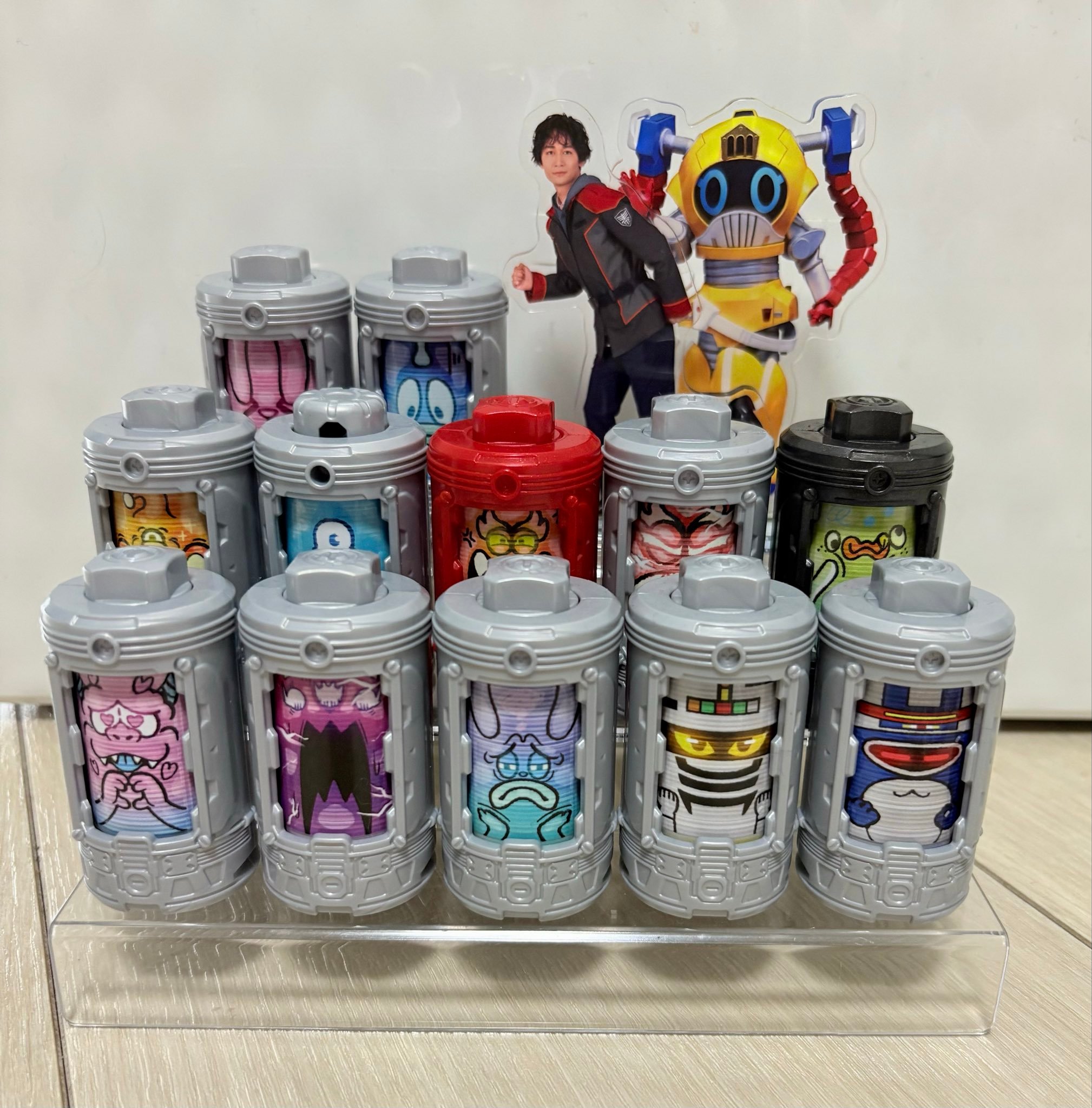 安田啓人集まってきたーーー！！エモルギアかわいい。カラフル✨あ！！ワニパトのアク