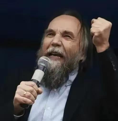 美国突袭委内瑞拉加拉加斯抓捕马杜罗后，有“俄罗斯国师”“普京大脑”之称的杜金发文